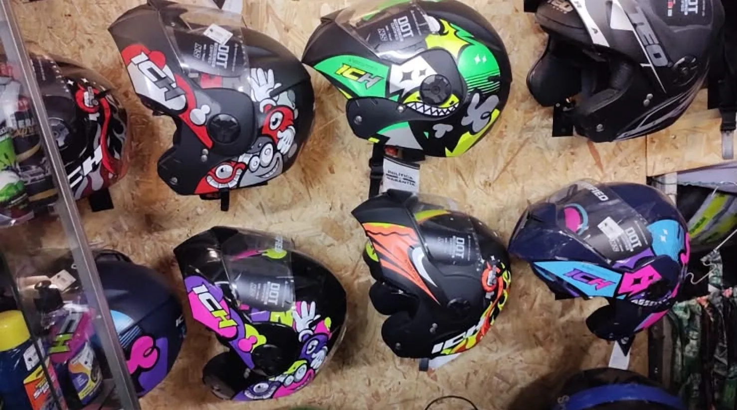 Pared de cascos de niño ICH con dibujos de colores